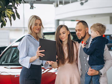 Die junge Familie unterzeichnet das von Autoankauf Mönchengladbach fertiggestellte Angebot
